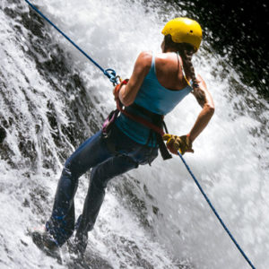 Howler-Magazin--Combo-Adventure-Ocean-Ranch-Park-Natur-Entdeckung-und-Spaß-Wasserfall-Abseilen
