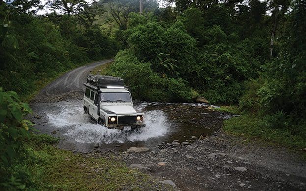 לנד-רובר-4x4-ארנל-קוסטה-ריקה-חציית נהרות