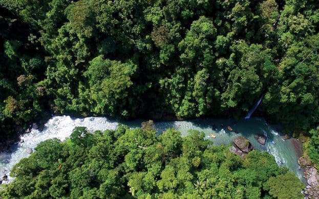 Vue aérienne de chevrons sur la rivière Pacuare-Rios-Tropicales