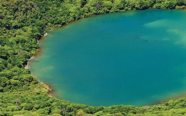 Botos-Lagoon-laguna-de-Botos-à-côté-de-Paos-Volcan-Costa-Rica