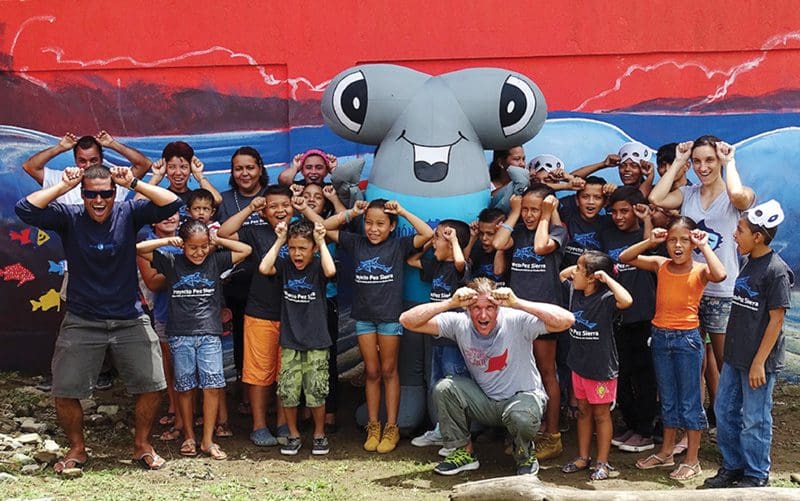 Carlos-Hiller-artista-costa-rica-trabaja-con-niños