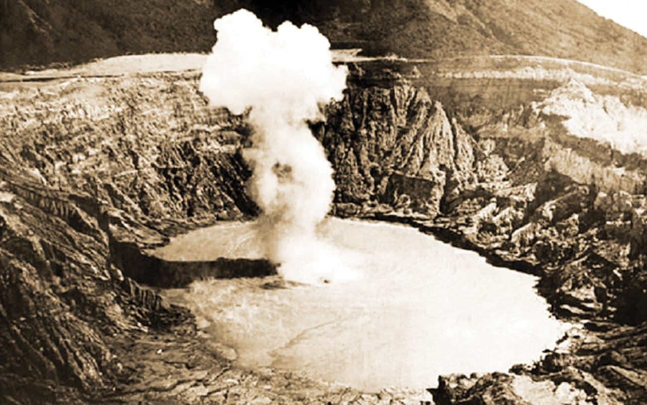 Poas-Vulkan-bläst-Rauch-im-1925-Costa-Rica