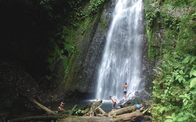 ökotourismus-in-costa-rica-abseits-der-ausgetretenen-pfade-wasserfall-Osa-Halbinsel-Caminos-de-Osa