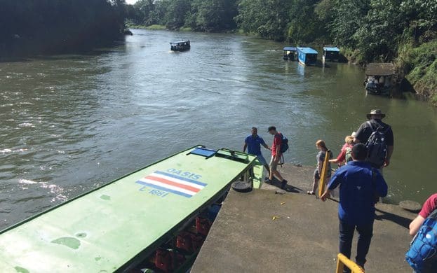 excursion-en-bateau-sur-la-riviere-sarapiqui-écotourisme-au-costa-rica