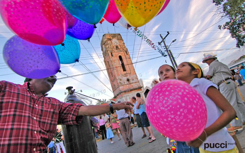 Costa-Rica-Happiest-fiesta-cultural-event-girls-ballons-Pucci-Howler