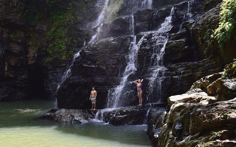Nadar en cascadas en Costa Rica