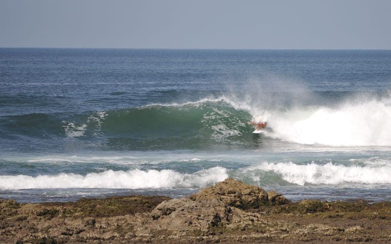 coger olas en playa negra