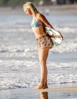 rencontrez rubiana brownell championne de surf costa rica