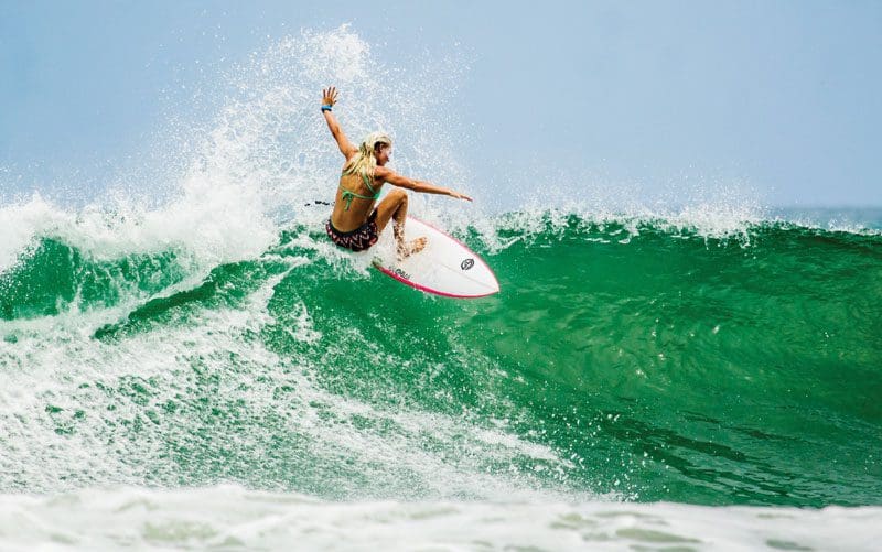 Rubiana Brownell déchiquetant sur les vagues au Costa Rica