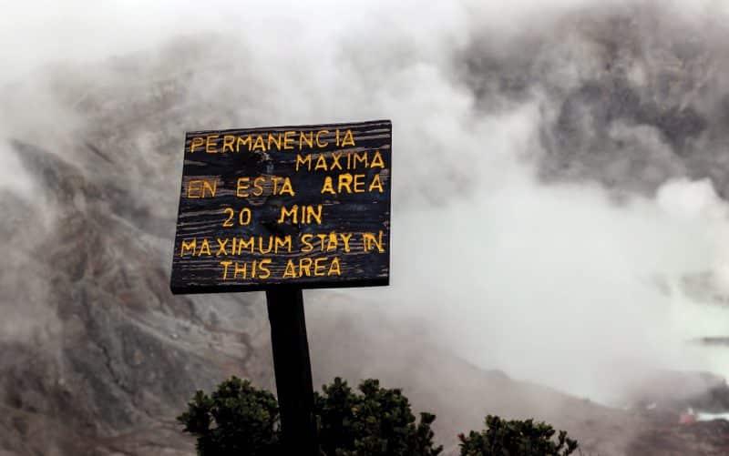 toursit-sign-poas-national-park-costa-rica