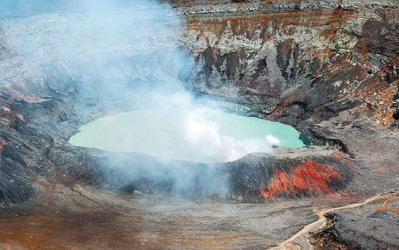 vista-de-cerca-del-crater-del-volcan-poas