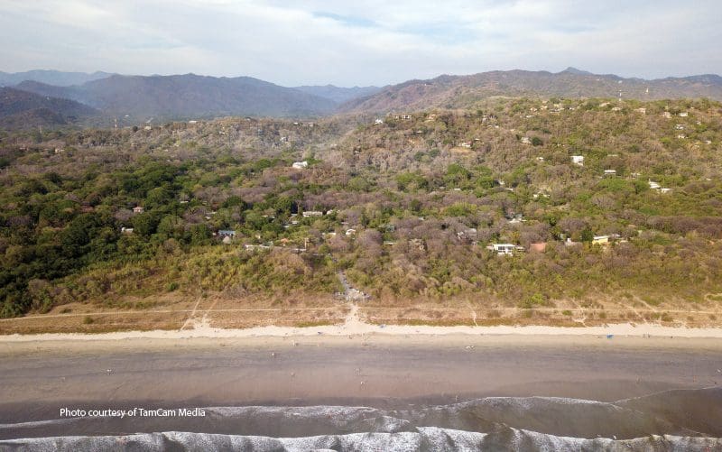 vue aérienne de la plage au costa rica
