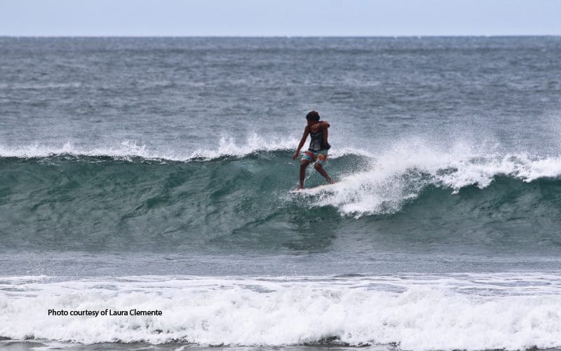 surfeando en Playa Guiones costa rica