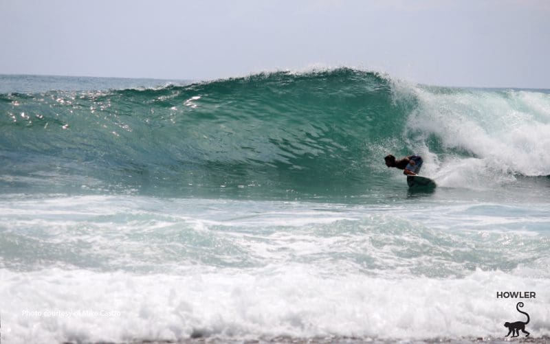 sous un tonneau d'une vague surf au costa rica
