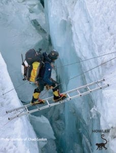 Metallleiterbrücke überqueren auf dem Mount Everest