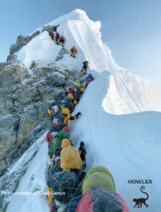 linha de alpinistas no monte everest