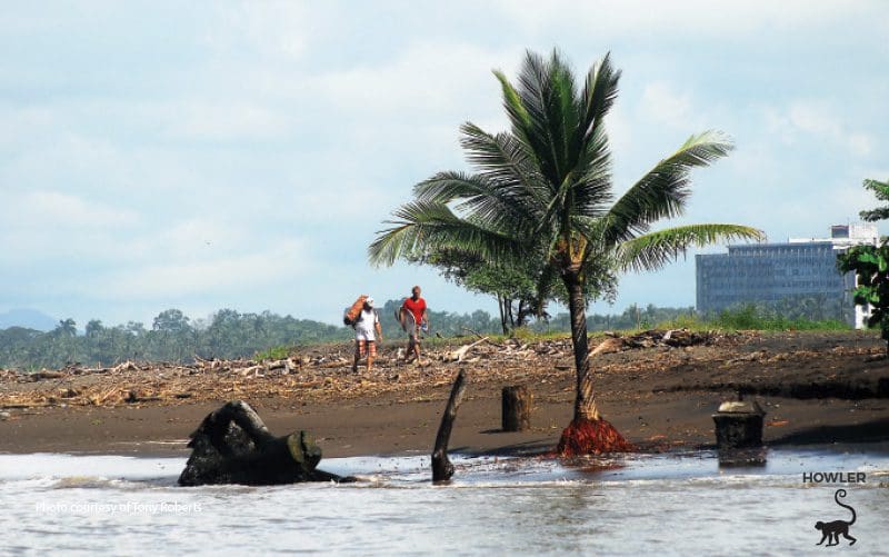 Spazieren am Strand zum geheimen Surfspot