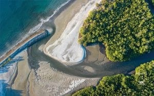 Luftaufnahme von Playa Cabuyal, wo die Flüsse auf das Meer treffen