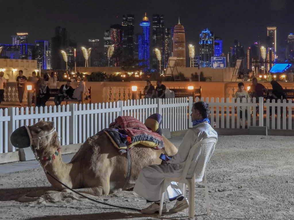Tom con camello en Doha.