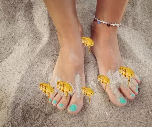 Les puces de sable piquent vos pieds et vos chevilles