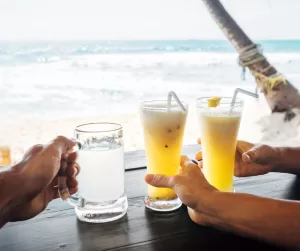 Disfrutando de un refresco de piña y jengibre en la playa